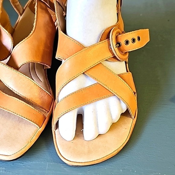 Hush puppies‎ women's sandles. Tan leather.  Clean. 9.5 - Picture 1 of 10